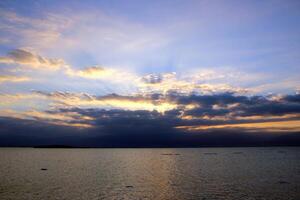 illuminazione e colore di il cielo sopra il orizzonte a tramonto. foto