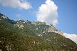 paesaggio nel il montagne con visualizzazioni di incontaminato natura. foto