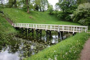 il ponte era costruito al di sopra di un' gola e un' acqua ostacolo. foto