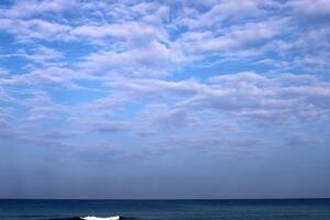 pioggia nuvole nel il cielo al di sopra di il mediterraneo mare. foto