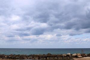 pioggia nuvole nel il cielo al di sopra di il mediterraneo mare. foto