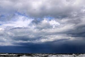 pioggia nuvole nel il cielo al di sopra di il mediterraneo mare. foto