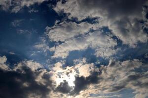 pioggia nuvole nel il cielo al di sopra di il mediterraneo mare. foto