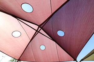 baldacchino per protezione a partire dal il caldo sole nel un' città parco. foto