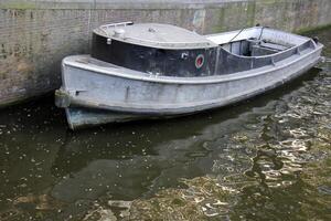 un' molo su il riva per ormeggio Barche e yacht. foto