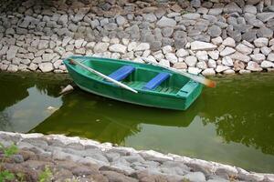 un' molo su il riva per ormeggio Barche e yacht. foto