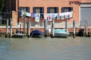 un' molo su il riva per ormeggio Barche e yacht. foto