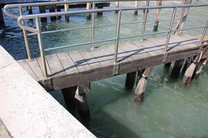 un' molo su il riva per ormeggio Barche e yacht. foto