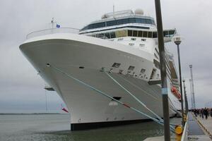 un' molo su il riva per ormeggio Barche e yacht. foto