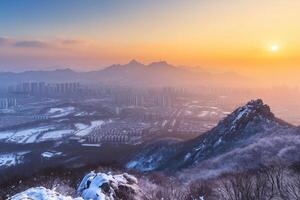 foto Alba di bukhansan montagna nel Seoul città fuga