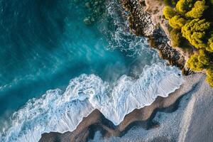 foto verticale alto tiro di un' ondulato mare