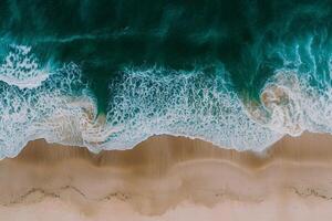 foto verticale alto tiro di un' ondulato mare