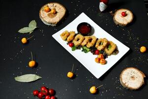 bianca piatto con cibo e fette di pane foto