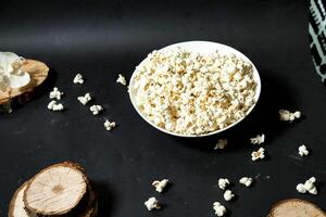 ciotola di Popcorn su di legno tavolo foto