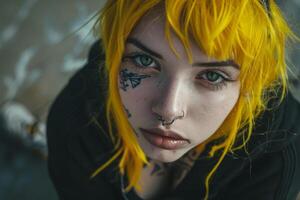 un informale ragazza con giallo capelli, tatuaggio e buio trucco sembra a il telecamera. superiore Visualizza foto