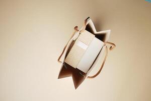 regalo o presente scatola con carta pacchetto su arancia colore sfondo , foto