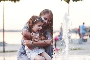 curiosità infantile. in una calda giornata di sole mamma e figlia decidono di usare la fontana per rinfrescarsi e divertirsi con essa