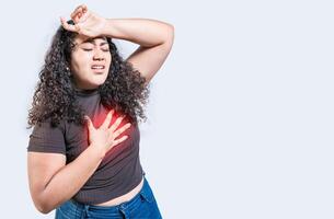 persone con cuore i problemi isolato. latino donna con cuore dolore su isolato sfondo. giovane donna con tachicardia foto