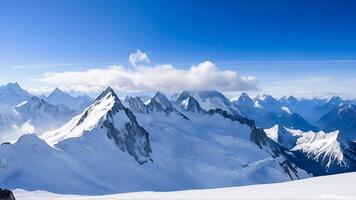 Visualizza di neve capped montagna picchi sotto un' chiaro blu cielo. inverno montagna con bianca neve picco. neve coperto montagne paesaggio sfondo foto