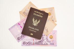tailandese passaporto e tailandese i soldi per viaggio su isolato sfondo. tailandese persone preparato per vacanza per Giappone. viaggio finanziare. Salvataggio per vacanza. foto