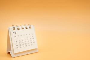 scrivania calendario per novembre con no anno isolato su arancia sfondo. calendario concetto con copia spazio. del desktop calendario per progettista e gestione. foto