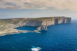 aereo Visualizza di mare tunnel vicino azzurro finestra. dwejra è un' laguna di acqua di mare su il gozo isola.malta foto