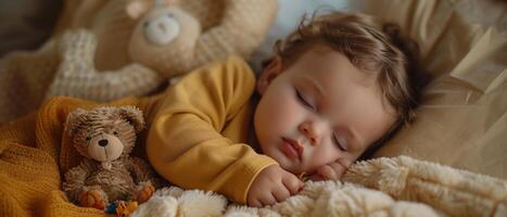 il bambino piccolo alla deriva via per dormire comodamente con un' orsacchiotto orso su il felpa letto, nel il accogliente atmosfera di il Camera da letto foto