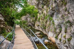 sapadere canyon con di legno percorsi e cascate di cascate nel il Toro montagne vicino Alanya, tacchino foto