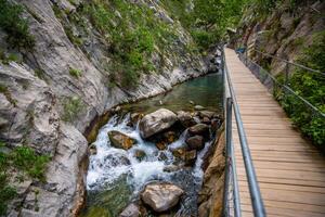 sapadere canyon con di legno percorsi e cascate di cascate nel il Toro montagne vicino Alanya, tacchino foto