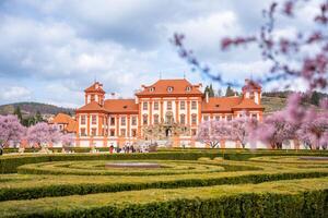 praga, ceco repubblica - marzo 17, 2024. troia palazzo nel primavera con fioritura sakura nel praga, ceco repubblica. alto qualità foto