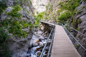 sapadere canyon con di legno percorsi e cascate di cascate nel il Toro montagne vicino Alanya, tacchino foto