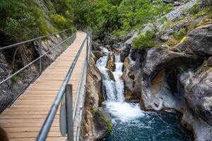 sapadere canyon con di legno percorsi e cascate di cascate nel il Toro montagne vicino Alanya, tacchino foto