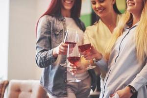 immagine che presenta un gruppo felice di amici con vino rosso foto