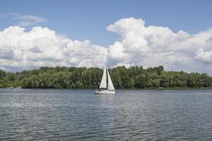 barca a vela su fiume. bellissimo estate paesaggio. foto