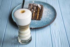 latte macchiato caffè e torta su un' tavolo. foto