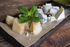 formaggio piatto su un' di legno tavolo. foto