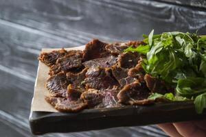 un' carne piatto su un' di legno sfondo. foto