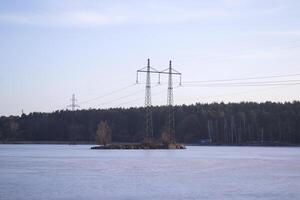 elettrico torri su un' isola su il lago. foto