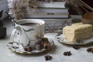 un' tazza di caffè e torta su un' scrivania. mattina prima colazione. foto