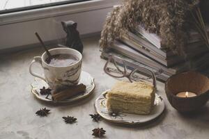 un' tazza di caffè e torta su un' scrivania. mattina prima colazione. foto