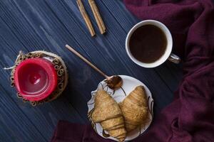 un' tazza di tè con brioche. foto