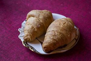 brioche su il tavolo foto