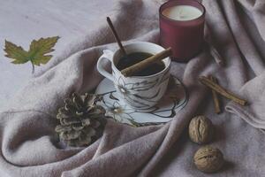 un' tazza di caffè con cannella. accogliente atmosfera. foto