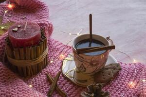 un' tazza di caffè con cannella. casa arredamento. accogliente ancora vita. foto