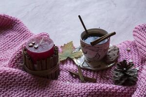 un' tazza di caffè con cannella. casa arredamento. accogliente ancora vita. foto