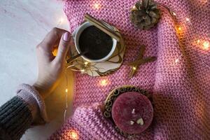 un' tazza di caffè con cannella. casa arredamento. accogliente ancora vita. foto