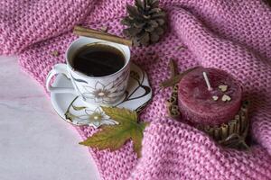 un' tazza di caffè con cannella. casa arredamento. accogliente ancora vita. foto