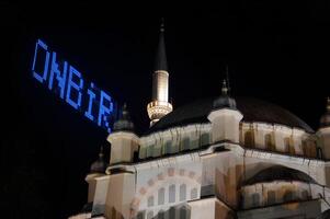 un' grande grande moschea con un' blu cartello foto