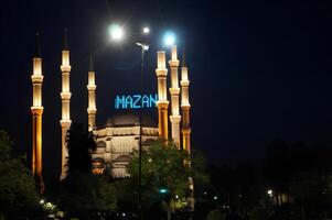 un' grande moschea con un' blu cartello foto