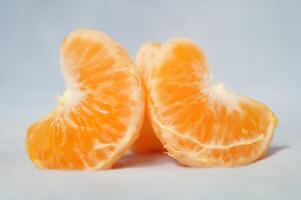 un' vicino su di un arancia con il superiore metà tagliare via foto